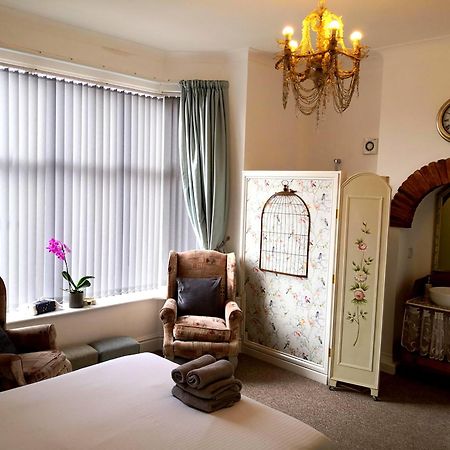 Sunset Guest House Хънстантън Екстериор снимка A bedroom at the Old Vicarage