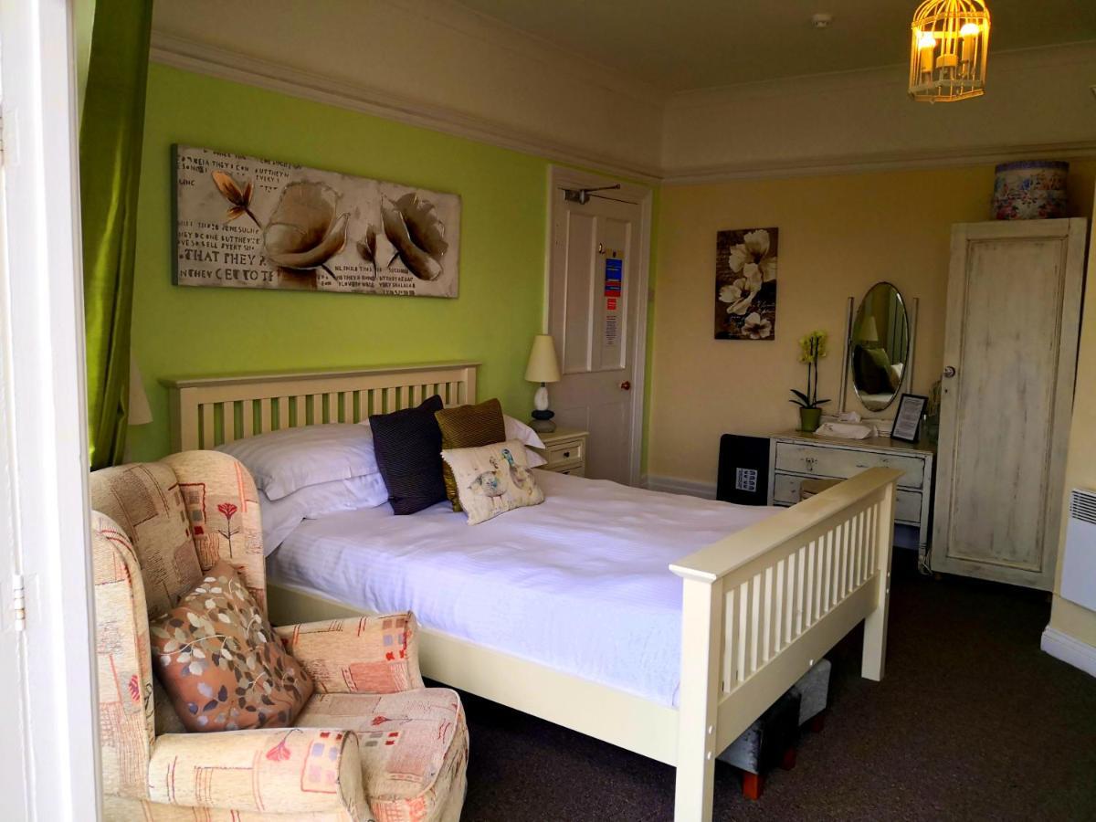 Sunset Guest House Хънстантън Екстериор снимка A bedroom in a typical B&B