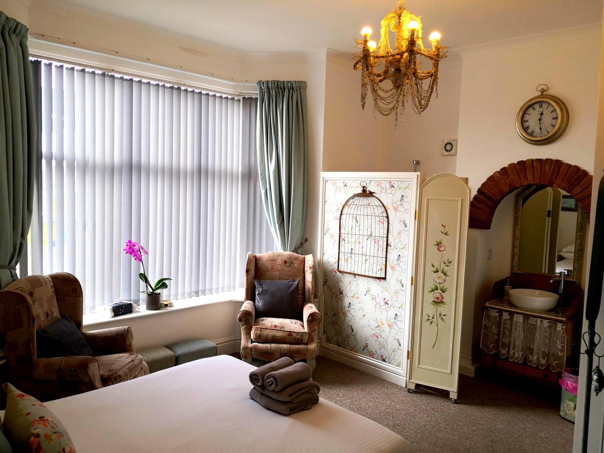 Sunset Guest House Хънстантън Екстериор снимка A bedroom at the Old Vicarage