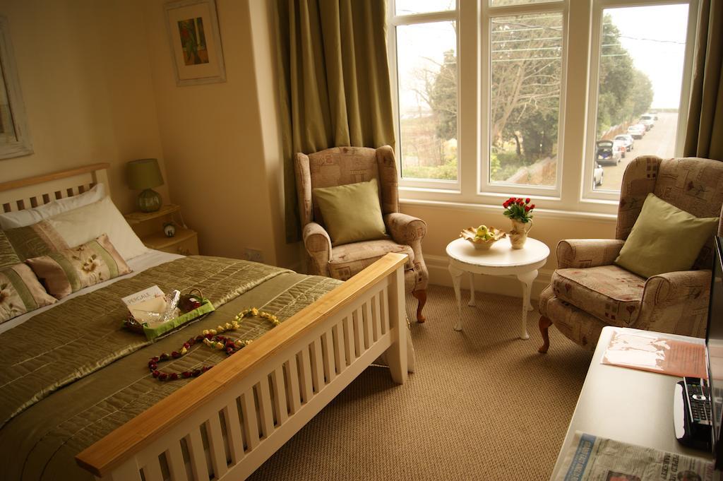 Sunset Guest House Хънстантън Стая снимка A typical bedroom in a care home