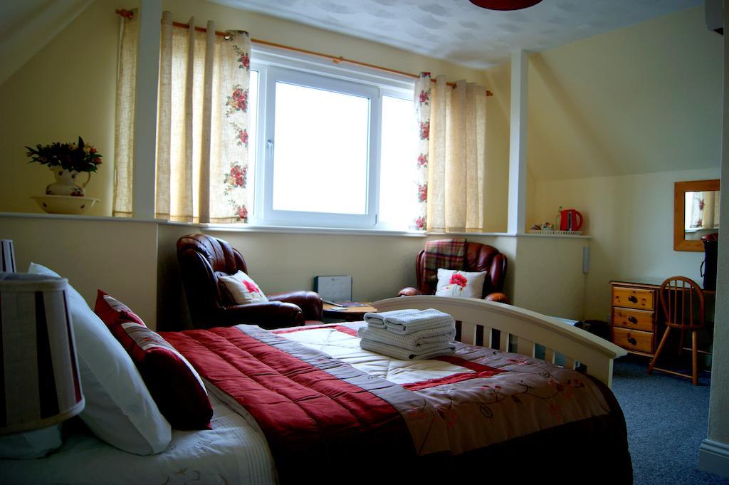 Sunset Guest House Хънстантън Стая снимка A bedroom in a typical B&B