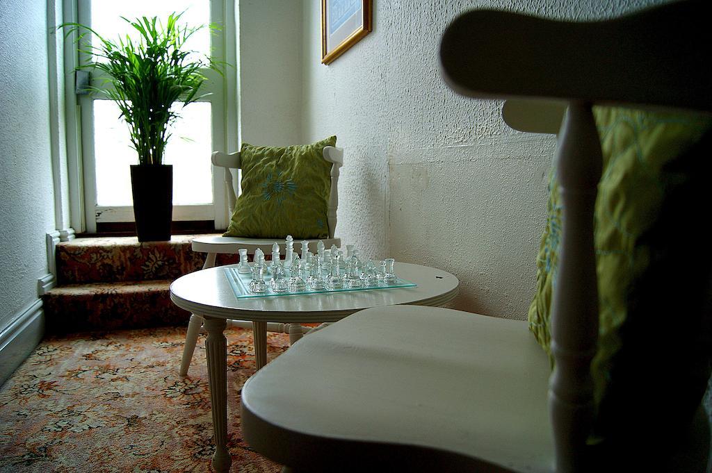 Sunset Guest House Хънстантън Екстериор снимка A chess set
