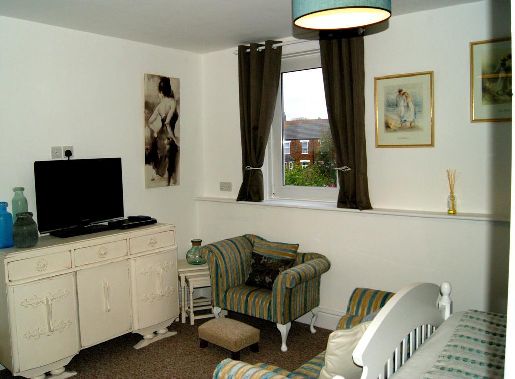 Sunset Guest House Хънстантън Екстериор снимка A typical bedroom in a UK HMO