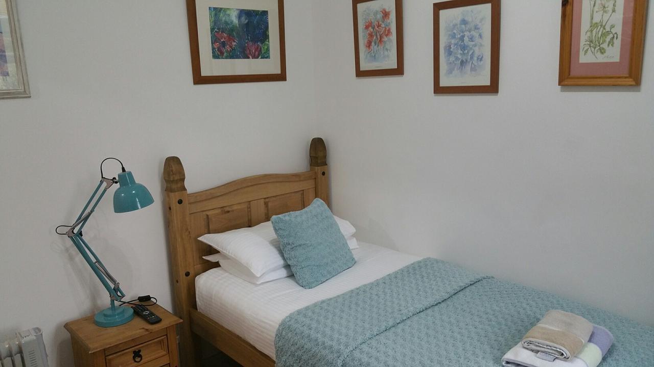 Sunset Guest House Хънстантън Екстериор снимка A bedroom at the Old School House