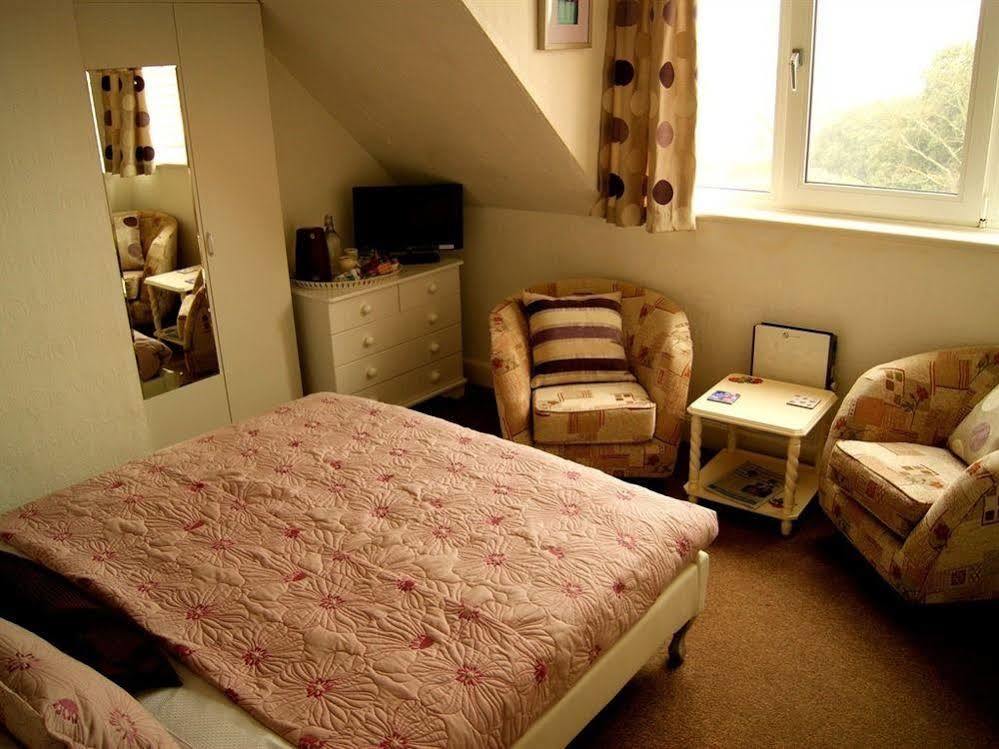 Sunset Guest House Хънстантън Екстериор снимка A bedroom in a typical residential home