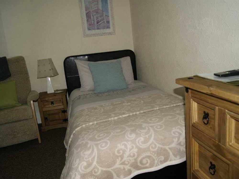 Sunset Guest House Хънстантън Екстериор снимка A single bed