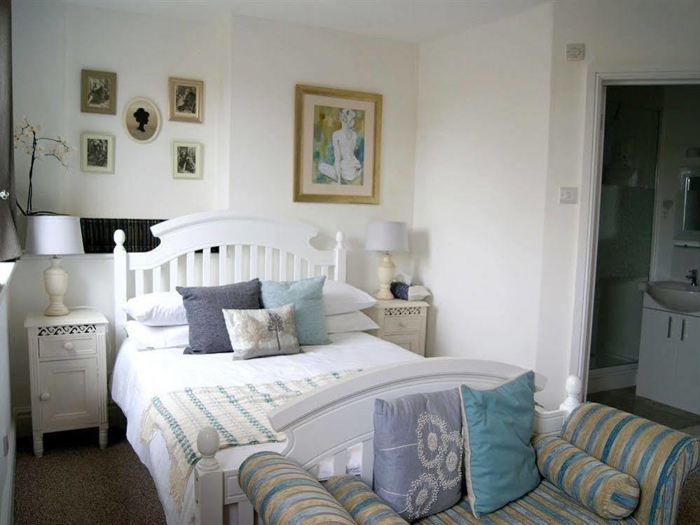 Sunset Guest House Хънстантън Екстериор снимка A bedroom in a typical B&B