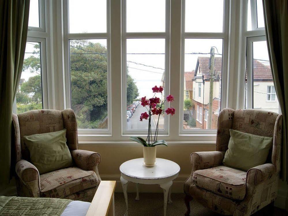 Sunset Guest House Хънстантън Екстериор снимка A window with double glazing